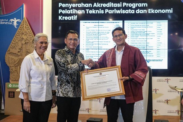 Menparekraf Serahkan Sertifikat Akreditasi Program Pelatihan Teknis Parekraf ke Pemprov Jabar dan Lampung