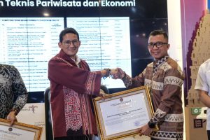 Menparekraf Serahkan Sertifikat Akreditasi Program Pelatihan Teknis Parekraf ke Pemprov Jabar dan Lampung