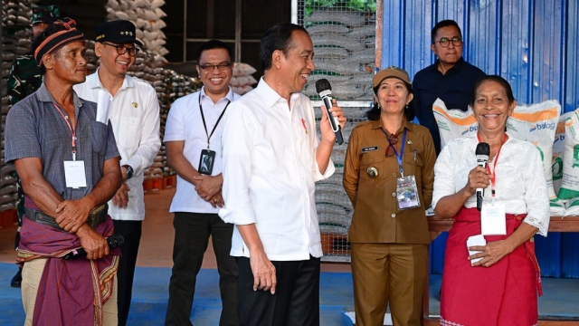 Presiden Jokowi Tinjau Penyaluran Beras di Gudang Bulog Kampung Baru, Sumba Barat