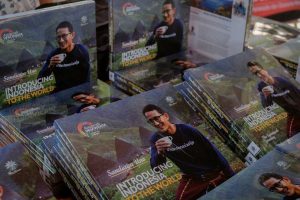 Menparekraf Promosikan Potensi Desa Wisata lewat Buku “Introducing Indonesia to The World”