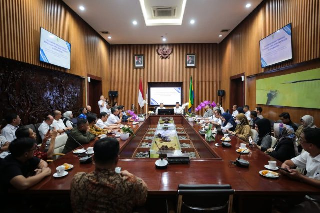 Pj Wali Kota Bandung Ajak BUMD Kelola Sampah