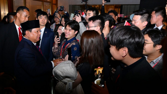 Presiden Prabowo Disambut Hangat Mahasiswa dan Warga di Beijing