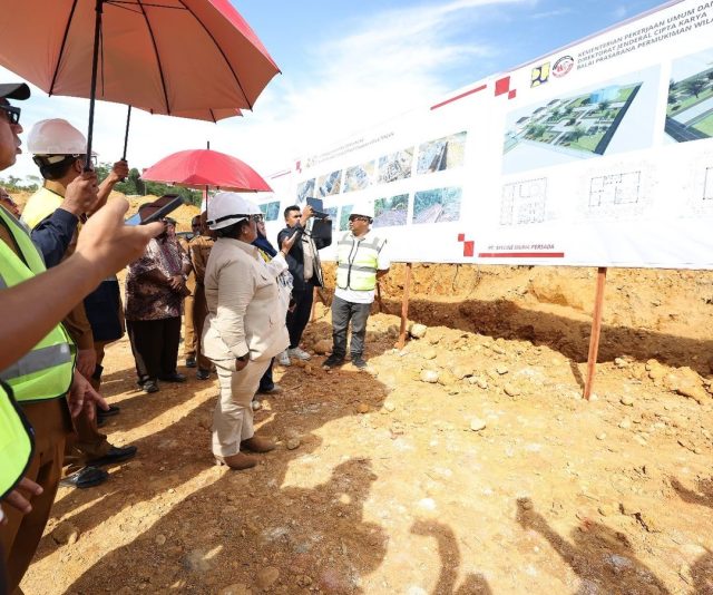 Wamendagri Ribka Haluk meninjau langsung progres pembangunan landasan pacu Bandara Baru Nabire, Papua Tengah. Sumber foto: Instagram Ribka Haluk