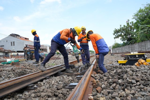 Jelang Nataru, KAI Daop 8 Surabaya Gencarkan Perawatan Jalur KA