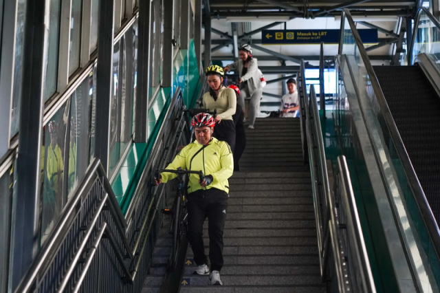 Antusiasme Pengguna LRT Jabodebek dengan Kebijakan Membawa Sepeda Standar