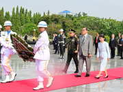 PM Jepang Ishiba Shigeru dan Istri Beri Penghormatan di TMPN Utama Kalibata