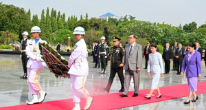 PM Jepang Ishiba Shigeru dan Istri Beri Penghormatan di TMPN Utama Kalibata