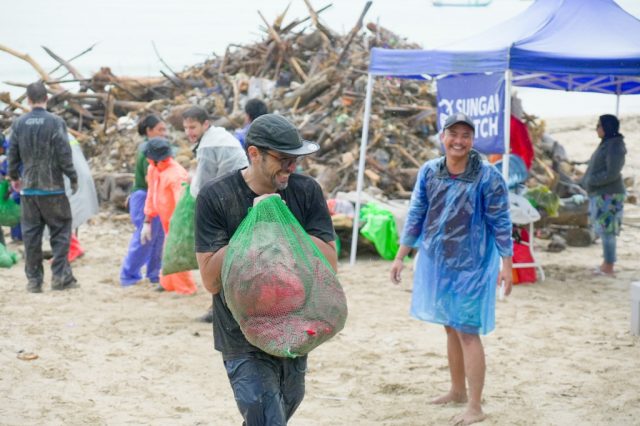 Sungai Watch, DLHK, dan Kodim 1611 Badung Bersihkan Pantai Kedonganan sampai Jimbaran