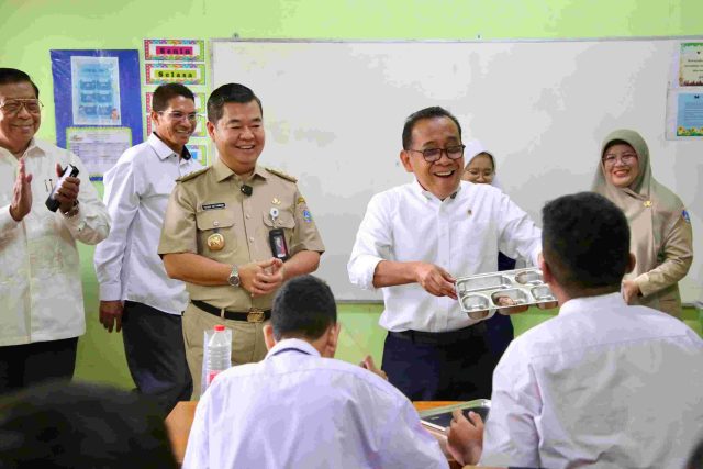 Dampingi Menko PMK Tinjau SLB Cahaya, Pj. Gubernur Teguh Tegaskan Komitmen Sukseskan Program MBG