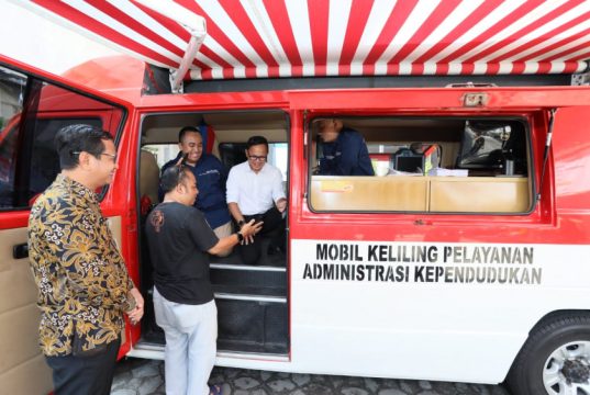 Wamendagri Bima Arya Apresiasi Layanan Mobil Keliling Dukcapil di Solo