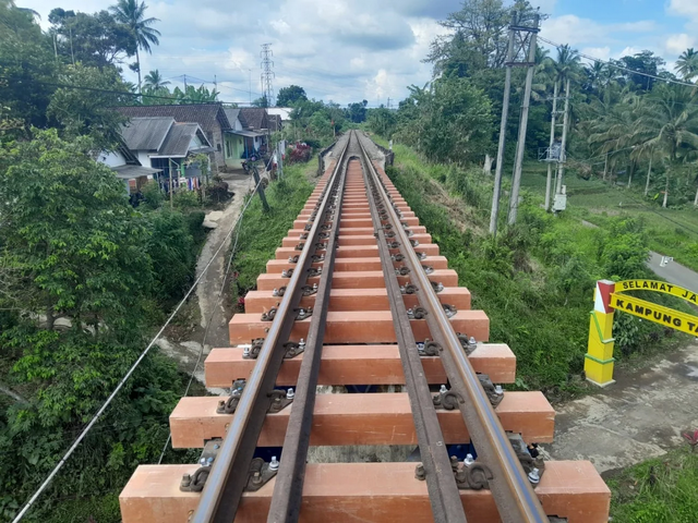 KAI Pastikan Seluruh Perlintasan Sebidang Yang Dikelola KAI Beroperasi Normal dengan SDM dan Peralatan Lengkap