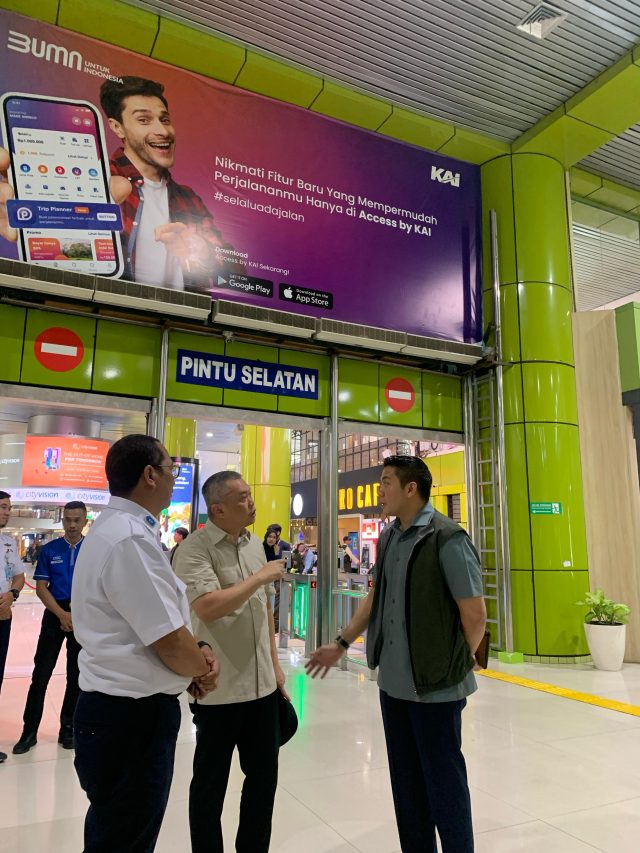 Menhub Dudy dan Seskab Teddy Cek Stasiun Gambir Jelang Angkutan Lebaran 2025