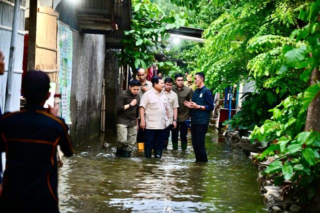 Presiden Prabowo Tinjau Warga Terdampak Banjir di Bekasi